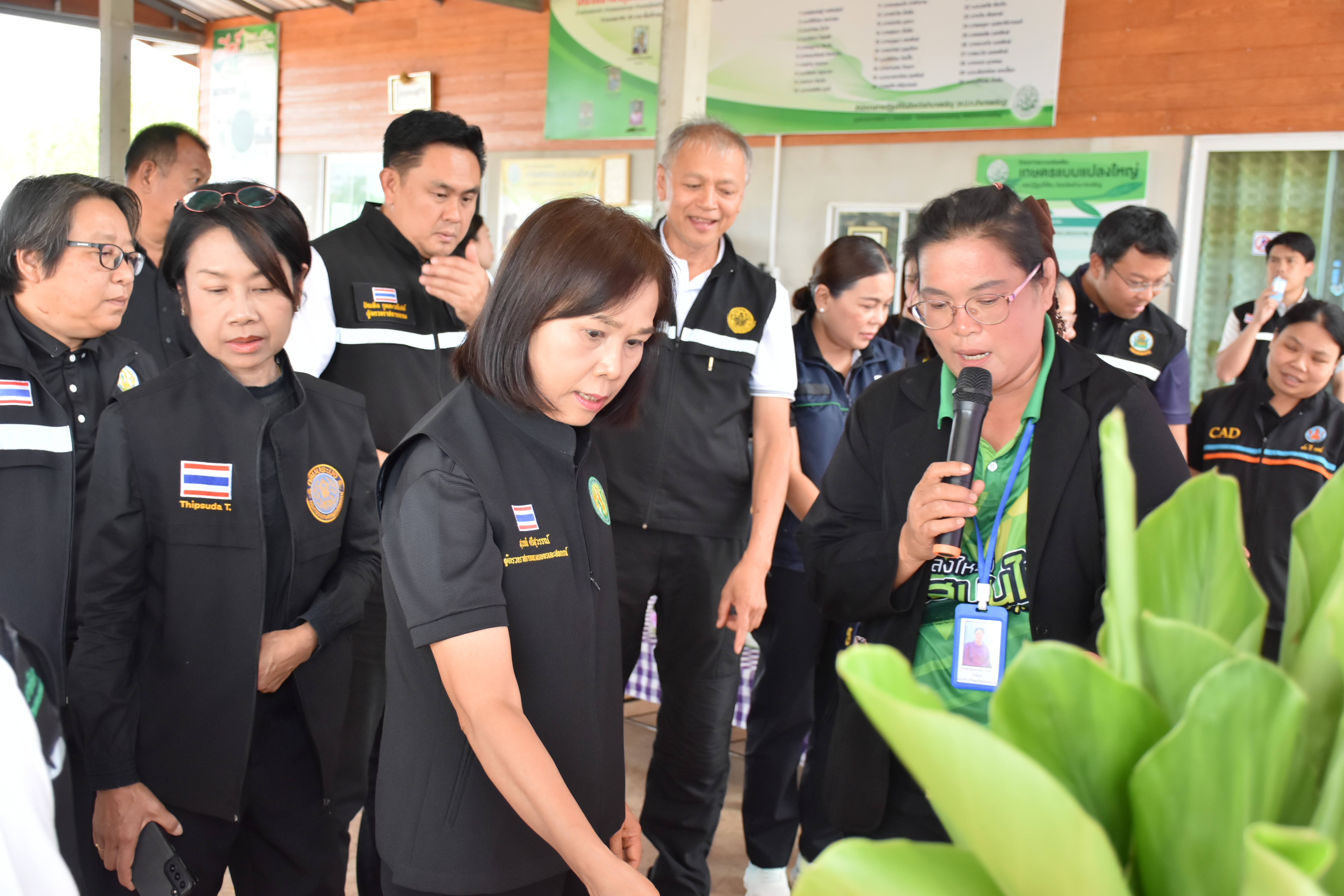 title - ผู้ตรวจราชการกระทรวงเกษตรและสหกรณ์ เขตตรวจราชการที่ 14 (นางสุวรรณี ศรีสุวรรณ์) และคณะผู้ตรวจราชการกรม ลงพื้นที่ตรวจติดตามนโยบายยกระดับสินค้าเกษตรและบริการมูลค่าสูง การพัฒนาสินค้าเกษตรมูลค่าสูง โครงการส่งเสริมและพัฒนาสินค้าเกษตรชีวภาพ (สมุนไพร) ณ แปลงใหญ่สมุนไพร หมู่ 10 บ้านห้วยร่องคำ ตำบลกุดปลาดุก อำเภอเมืองอำนาจเจริญ จังหวัดอำนาจเจริญ